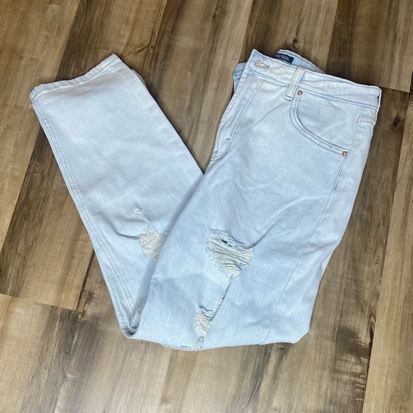 NWOT Wild Fable High Waisted Distressed Light Wash Mom Jeans - Picture 4 of 8